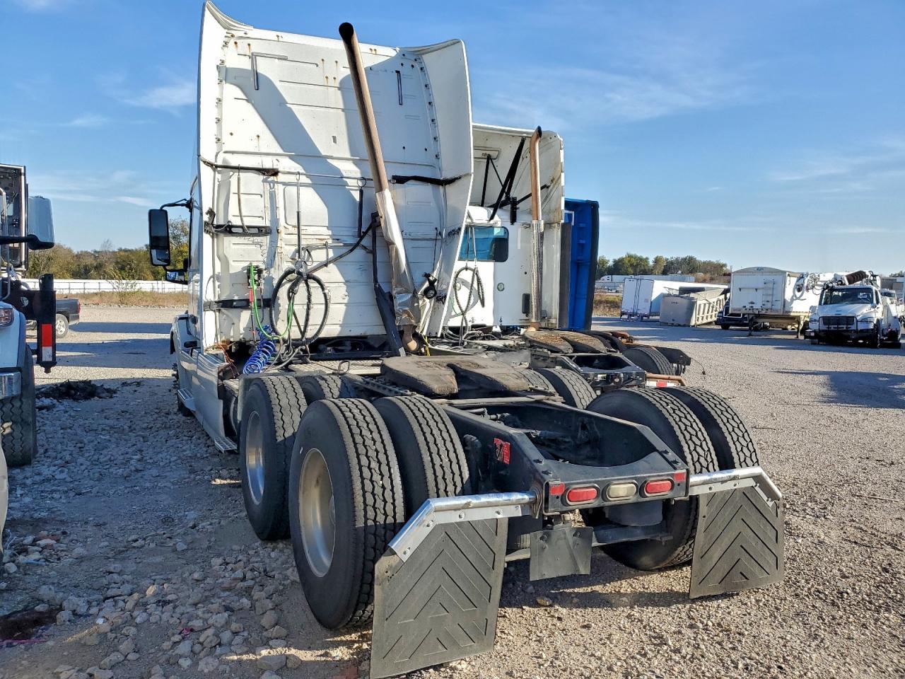 2015 Volvo VNL Semi Truck