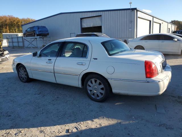 2005 Lincoln Town car Signature Limited