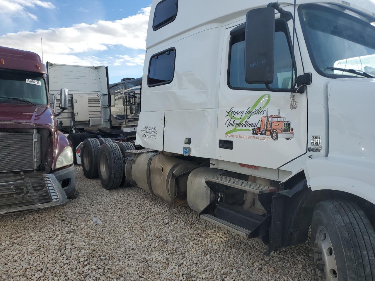 2017 Volvo VNL Semi Truck