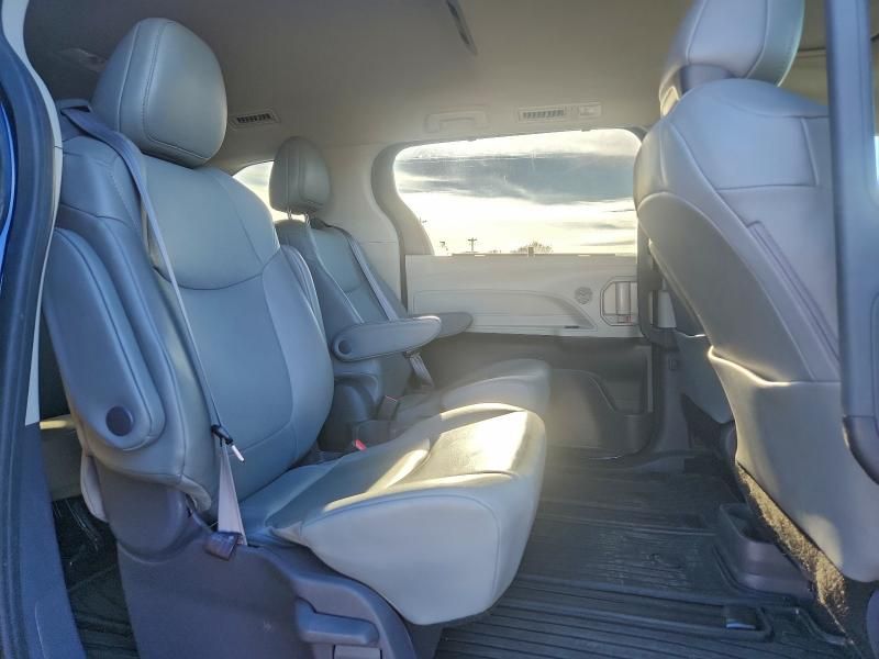 2021 Toyota Sienna xle