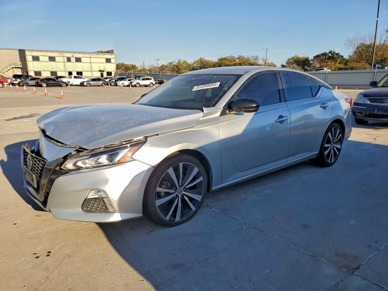 2020 Niss Altima sr