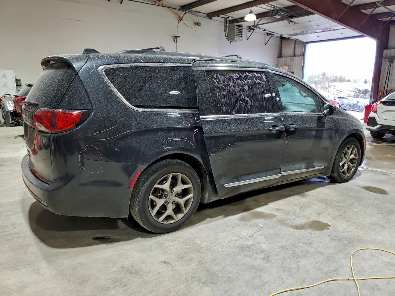 2017 Chrysler Pacifica Touring l