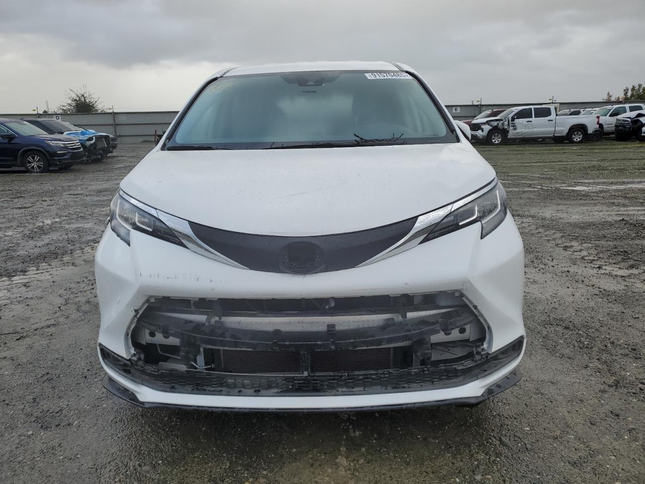2022 Toyota Sienna LE