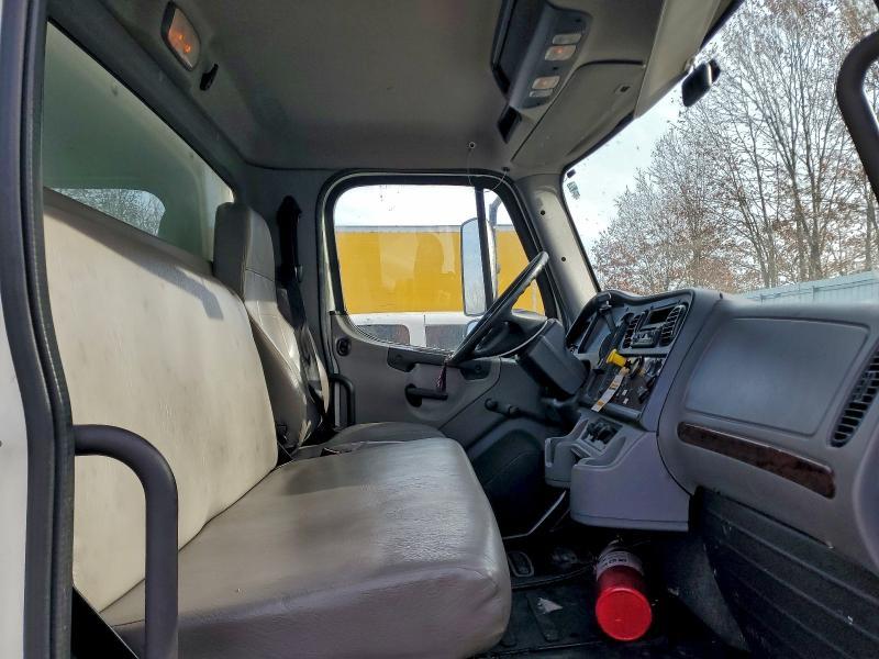 2016 Freightliner Business Class M2 BOX Truck