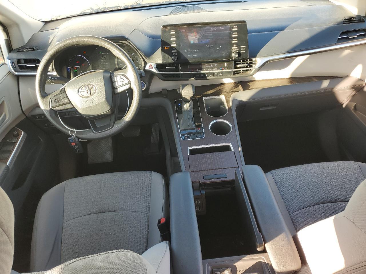 2022 Toyota Sienna LE