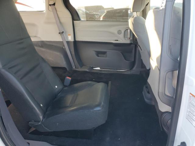 2022 Toyota Sienna LE