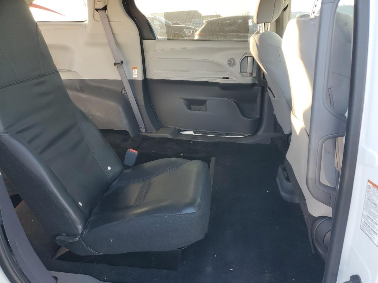 2022 Toyota Sienna LE