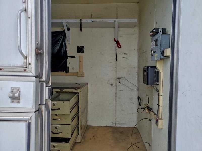 2000 Featherlite Mfg Inc 2000 Featherlite Fiber Optic Splicing Trailer