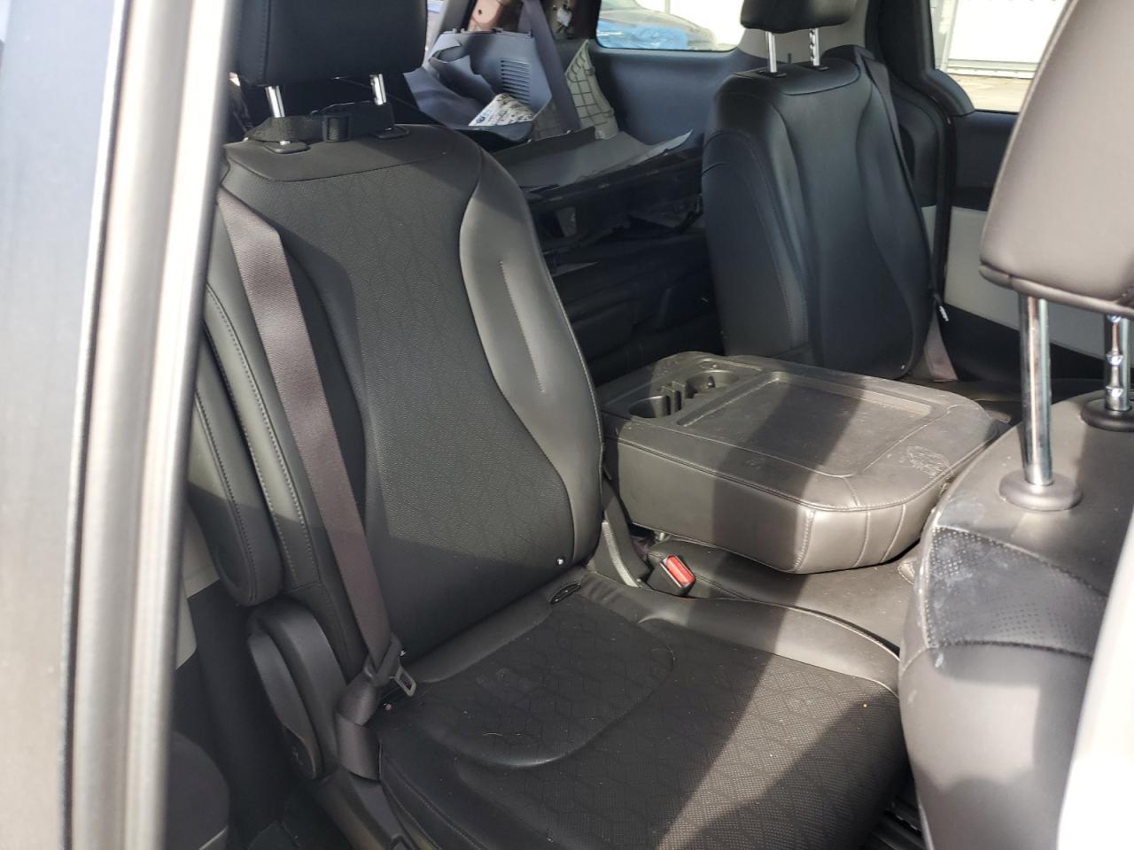 2022 KIA Carnival lx