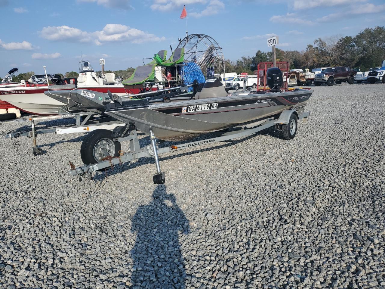 2000 Tracker Boat