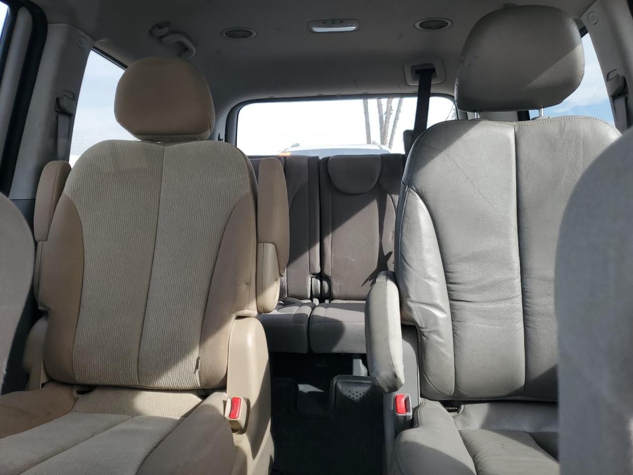 2012 KIA Sedona lx