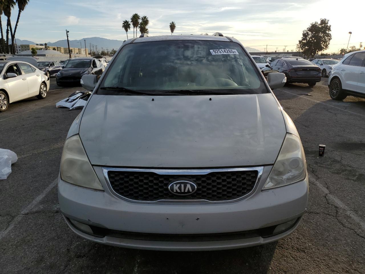 2014 KIA Sedona lx