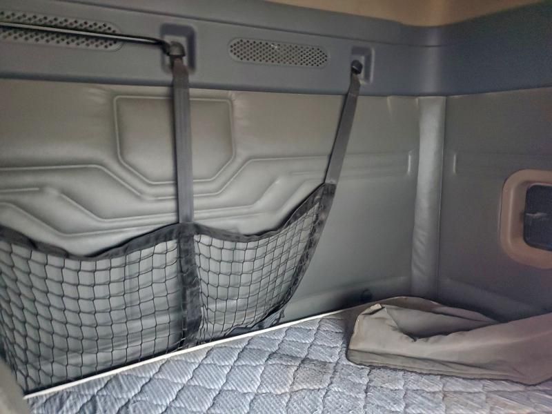 2013 Freightliner Cascadia BOX Truck