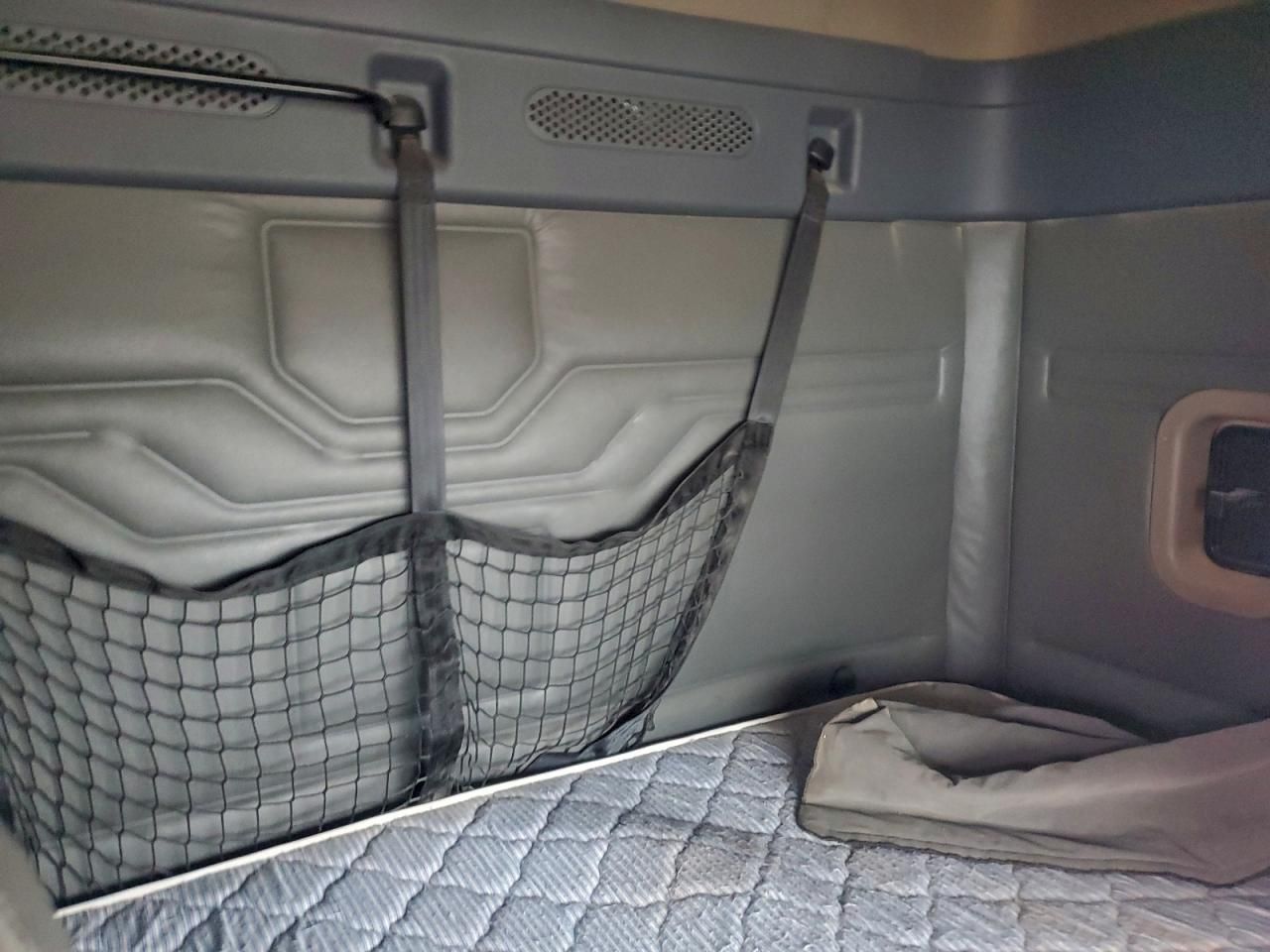 2013 Freightliner Cascadia BOX Truck