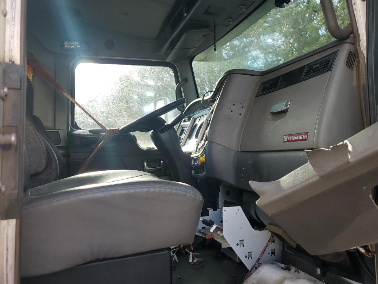 2013 Kenworth T600 Semi Truck