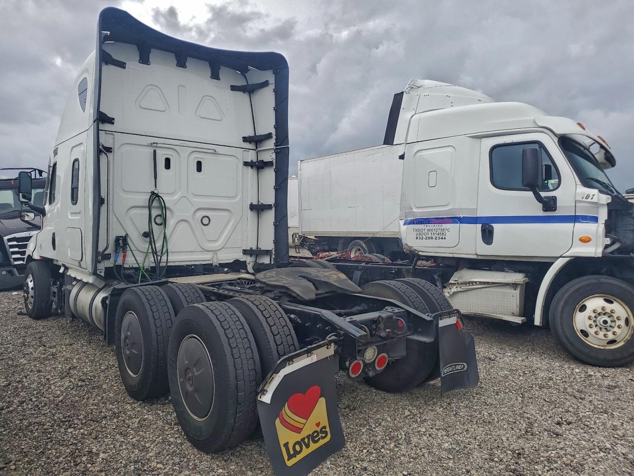 2022 Freigliner 2022 Freightliner Cascadia 126 Semi Truck