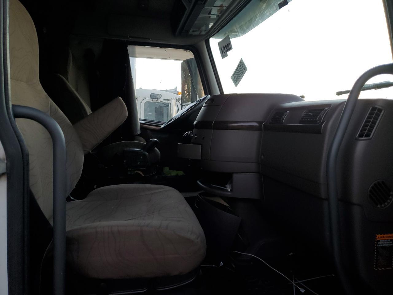 2014 Volvo VNL Semi Truck