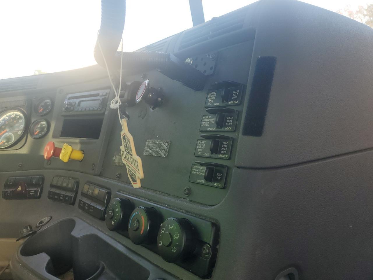 2016 Freightliner Cascadia 125 Semi Truck