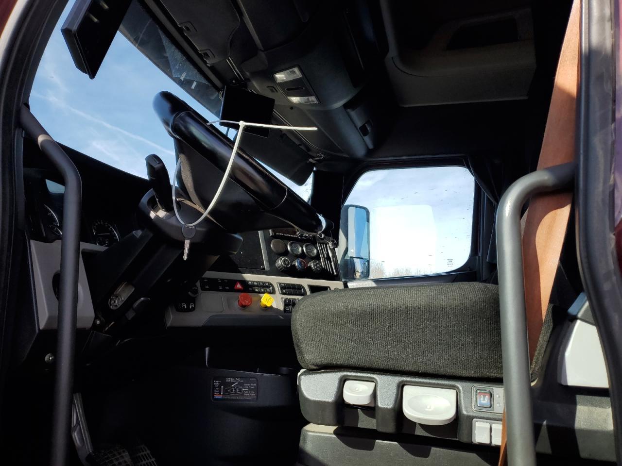 2020 Freigliner 2020 Freightliner Cascadia 126 Semi Truck