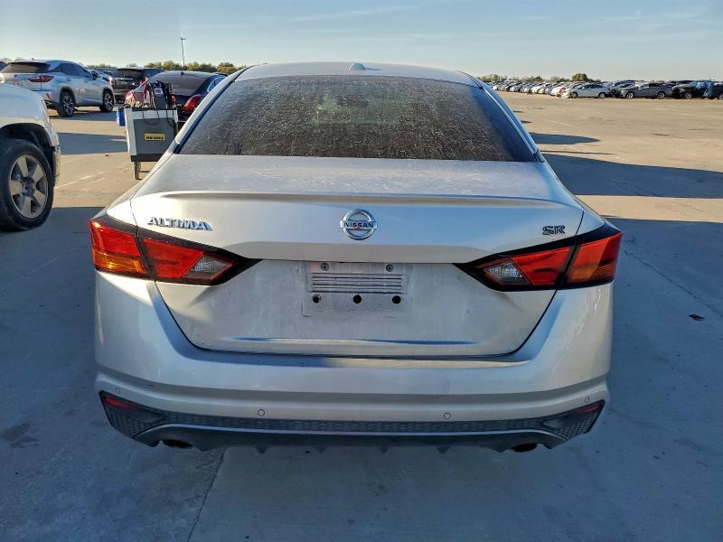 2020 Niss Altima sr