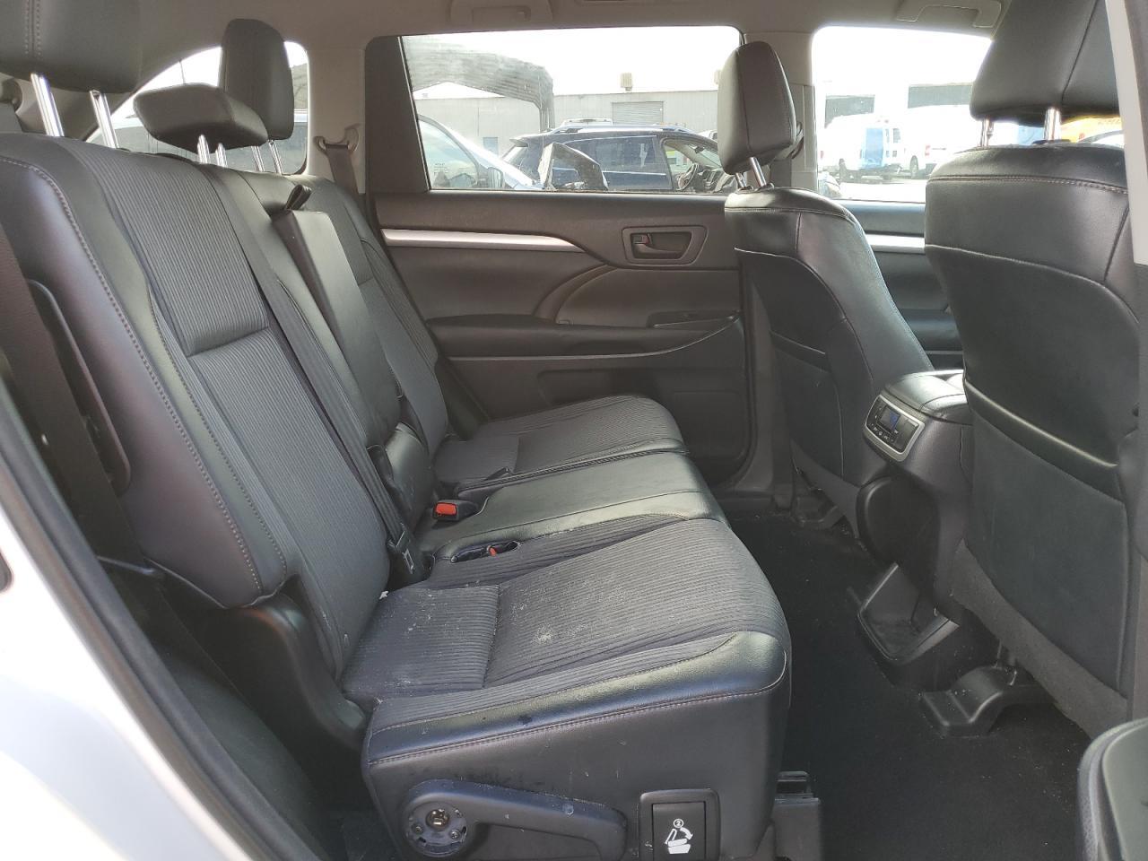 2015 Toyota Highlander le Plus