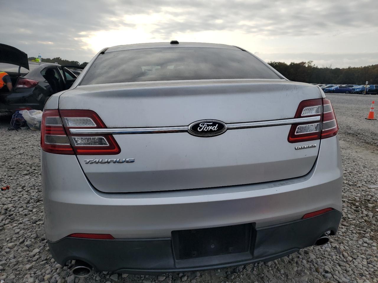 2013 Ford Taurus se