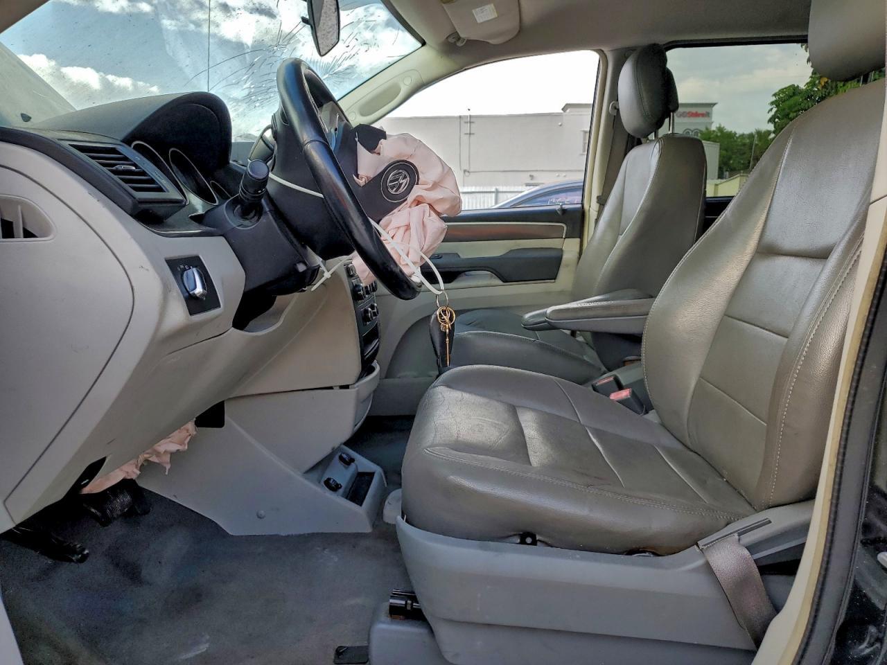 2012 Volkswagen Routan s