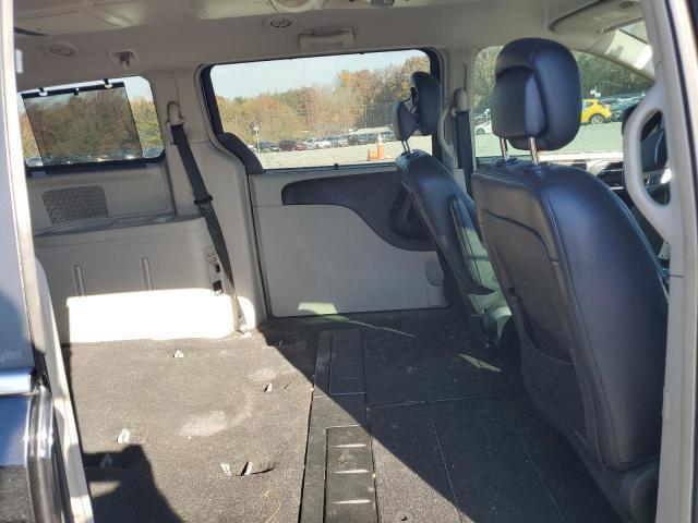 2013 Chrysler Town & Country Touring l