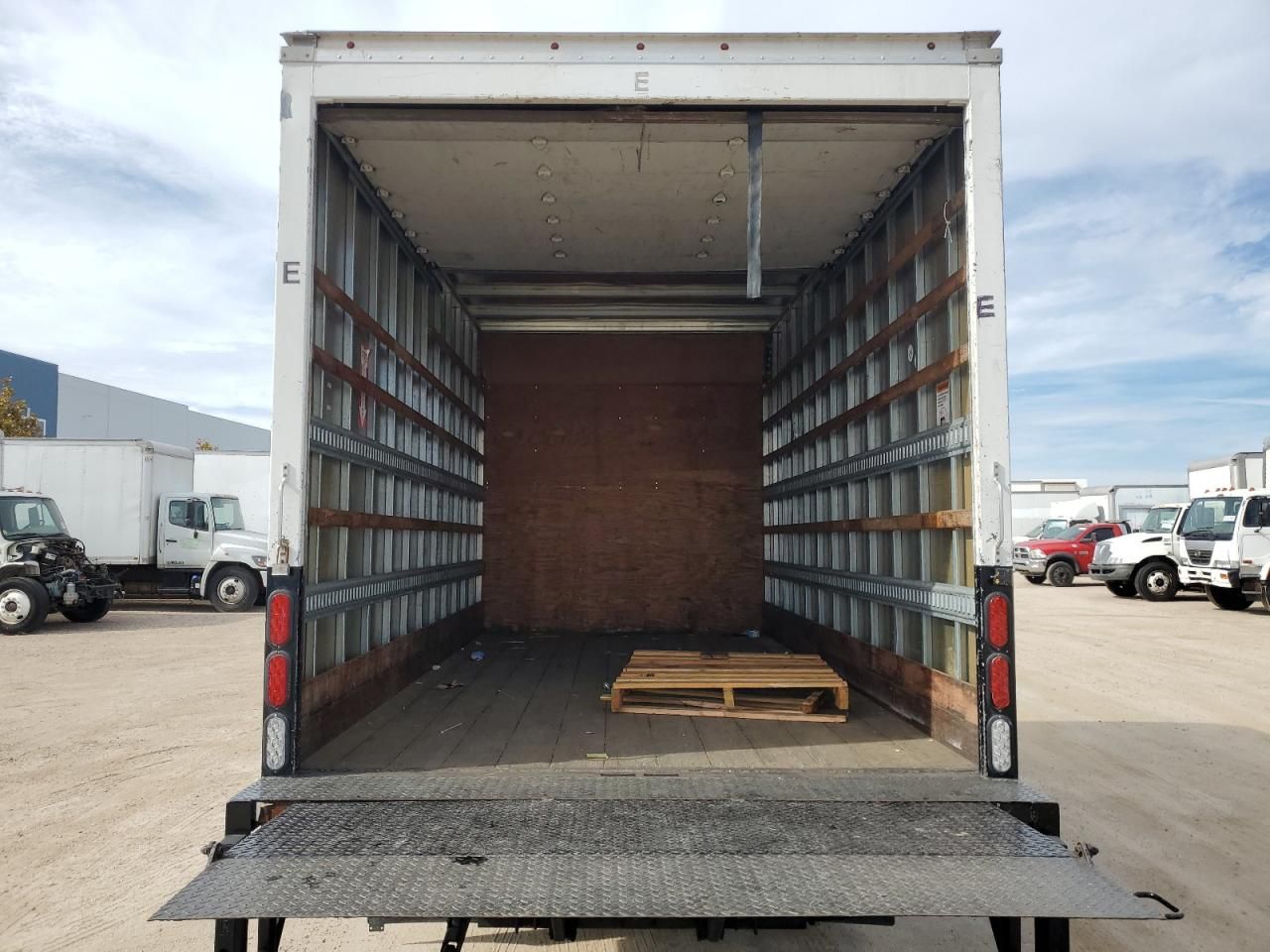 2019 Isuzu NPR HD BOX Truck