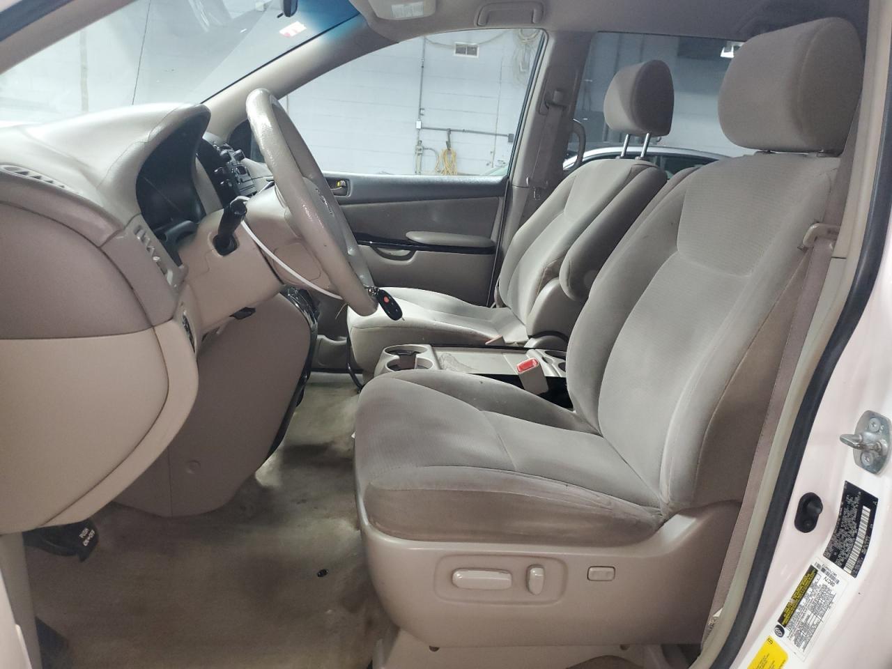 2005 Toyota Sienna le