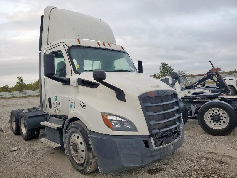 2019 Freightliner Cascadia 116 Semi Truck