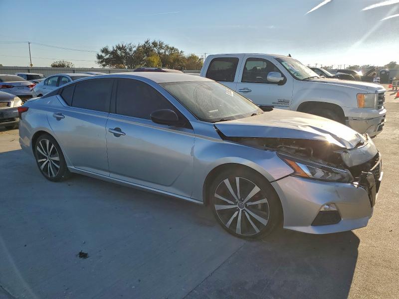 2020 Niss Altima sr