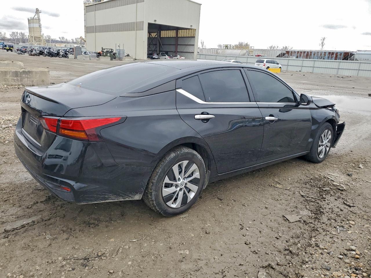 2024 Niss Altima s