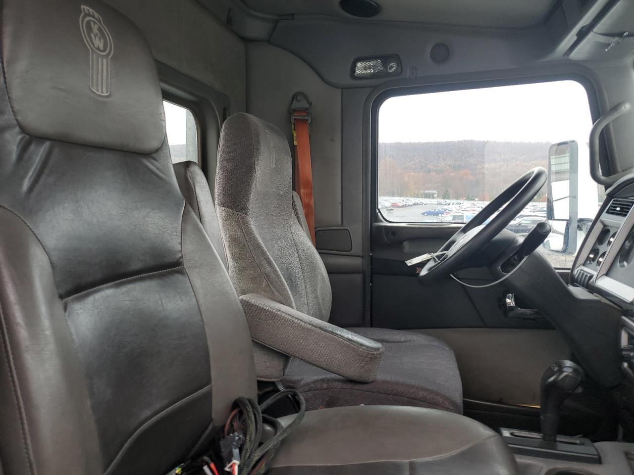 2013 Kenworth T660 Semi Truck