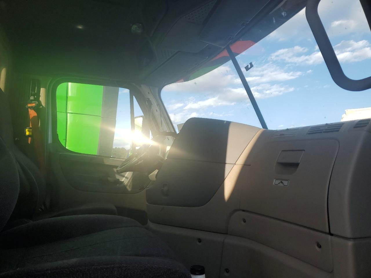 2016 Freightliner Cascadia 125 Semi Truck
