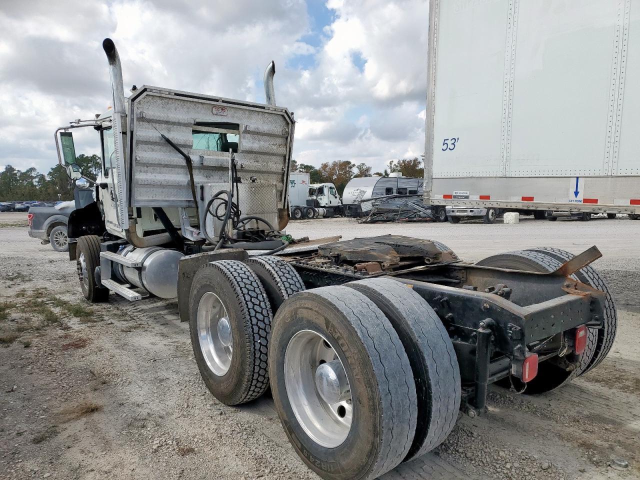 2015 Mack GU713 Semi Truck