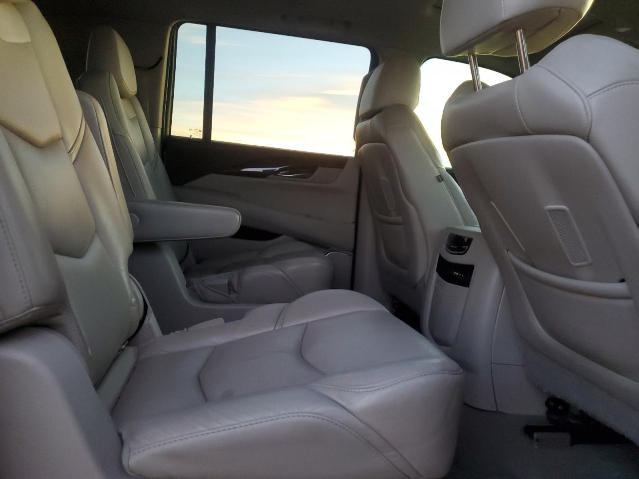 2016 Cadillac Escalade esv Luxury