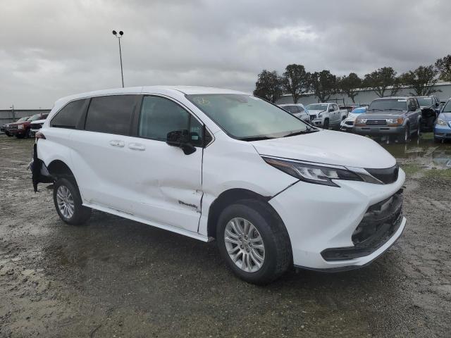 2022 Toyota Sienna LE