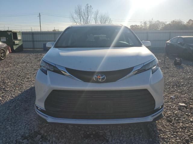 2022 Toyota Sienna xle