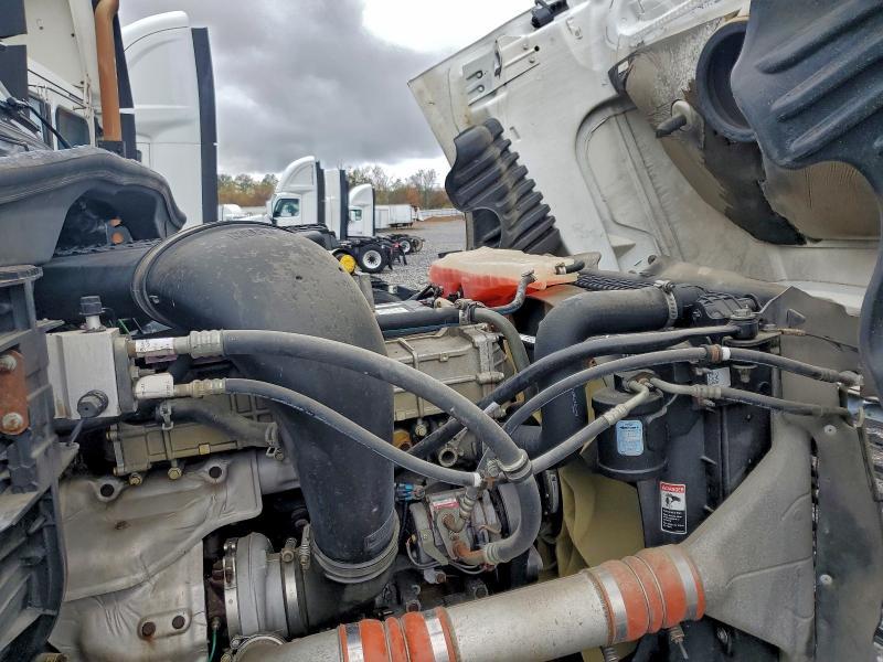 2014 Freightliner Cascadia Semi Truck