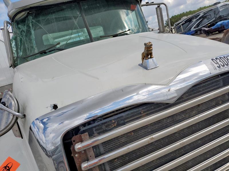 2015 Mack GU713 Semi Truck