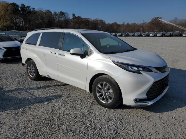 2022 Toyota Sienna xle 8-passenger