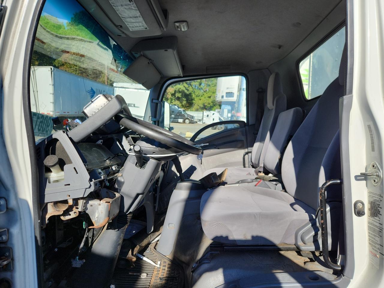 2017 Isuzu NRR BOX Truck