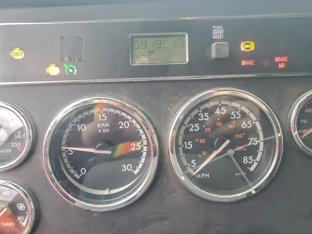 2013 Freightliner Cascadia BOX Truck