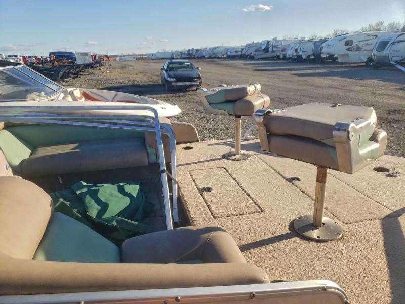 1999 Lowe Suncruiser Boat