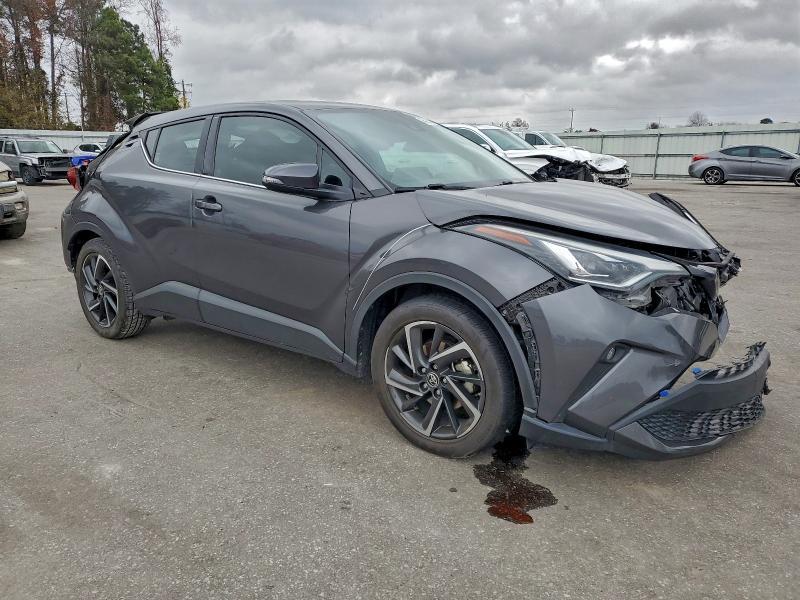 2022 Toyota C-hr xle