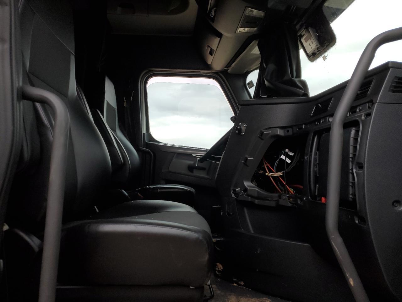 2021 Freigliner Cascadia 126