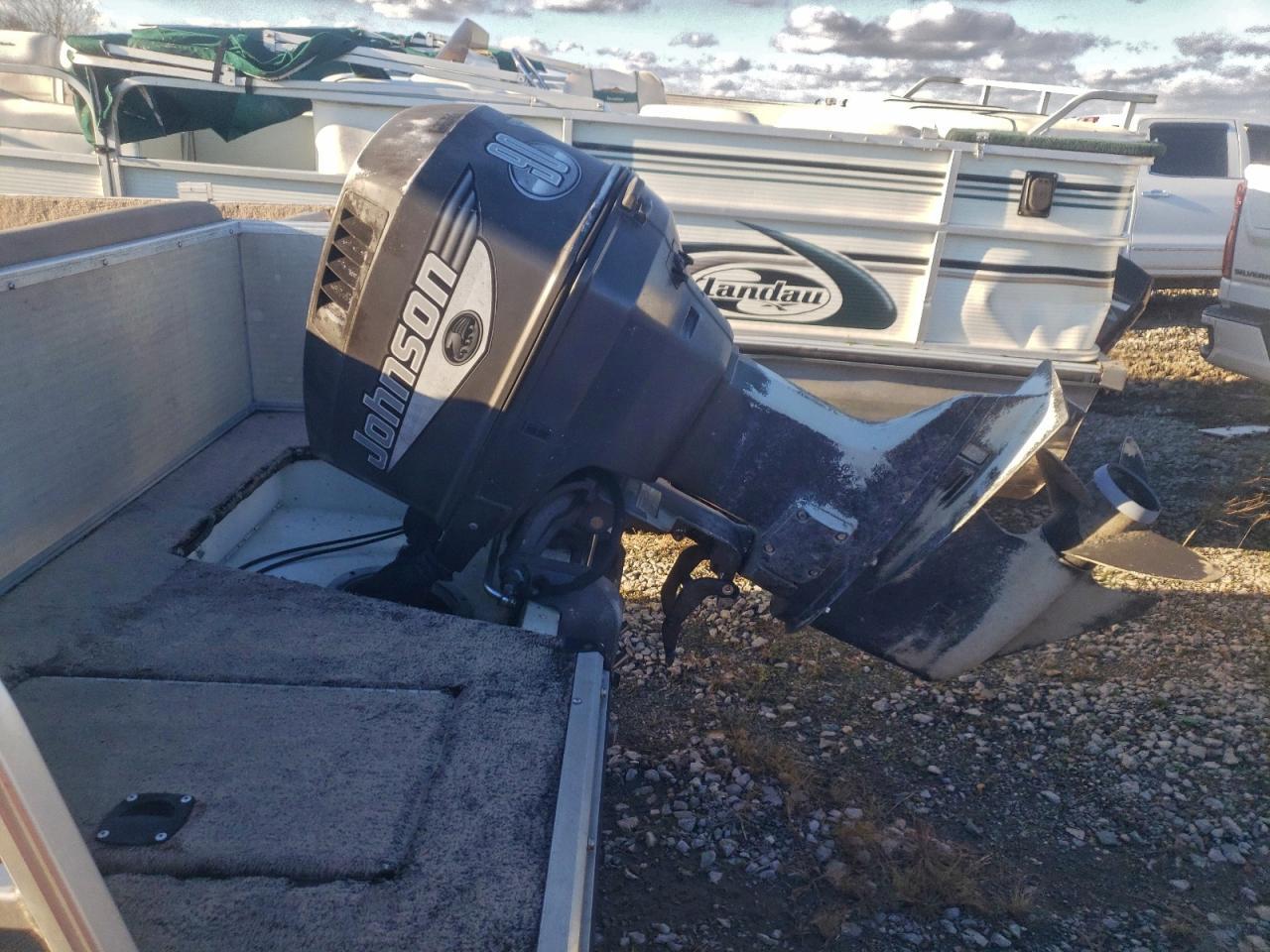 1999 Lowe Suncruiser Boat