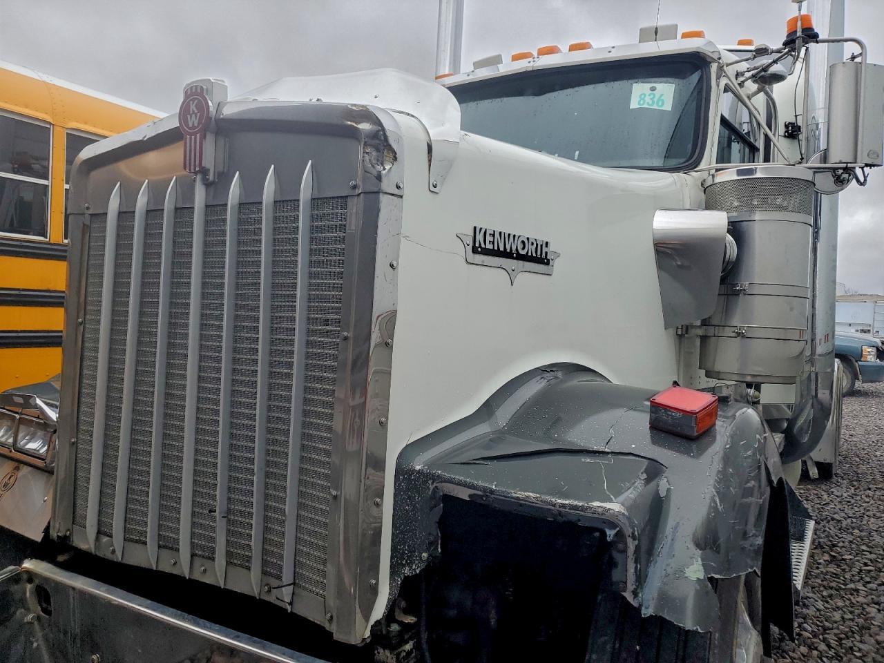 2007 Kenworth W900 Semi Truck