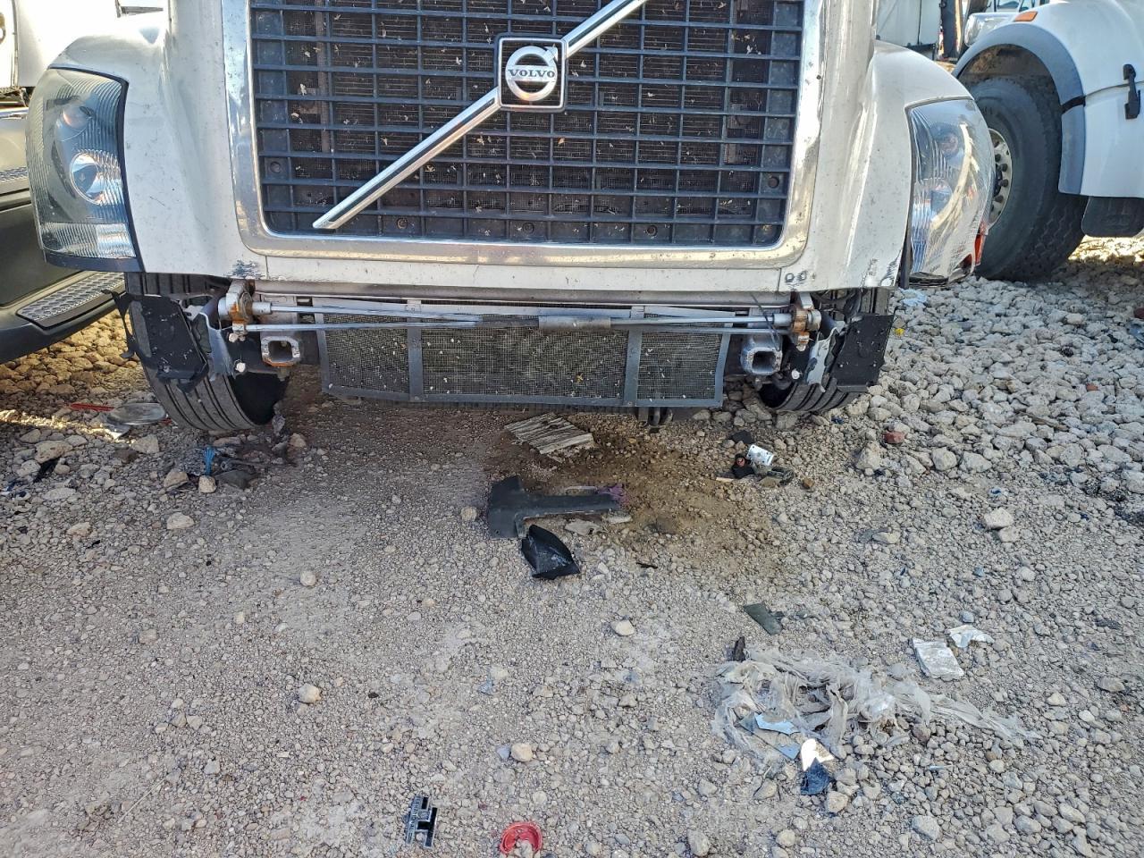 2015 Volvo VNL Semi Truck